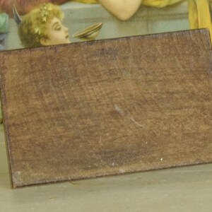 K&ouml;nnte beinhalten: Ein rechteckiger Holzblock mit dunkelbraun gebeizter Oberfl&auml;che und sichtbarer Holzmaserung. Das Objekt hat gerade, definierte Kanten und eine flache, feste Oberfl&auml;che, was ein schlichtes, unverziertes Erscheinungsbild mit einheitlichem Farbton ergibt.
