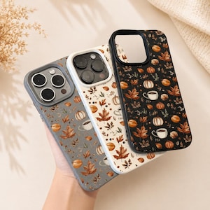 Peut inclure: Trois coques de smartphone arborant un motif automnal répétitif composé de citrouilles orange, de feuilles d'érable brunes et de tasses à café blanches. Les coques sont déclinées en trois couleurs de fond : gris sourd, blanc cassé et noir.