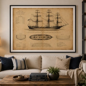 Peut inclure: Une grande impression murale encadrée présentant un dessin technique de style vintage du navire clipper Flying Cloud. L'œuvre aux tons sépia affiche un profil latéral détaillé du navire, ainsi que des coupes de coque, des plans de pont et du texte.