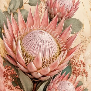 Puede incluir: Un arreglo floral que presenta tres grandes flores de protea rosadas con pétalos puntiagudos y centros texturizados, rodeadas de hojas de eucalipto verde apagado y pequeños racimos de bayas rosadas sobre un fondo crema con detalles dorados.