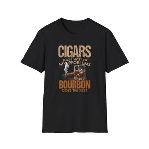 以下が含まれることがあります： CIGARS SOLVE MOST OF MY PROBLEMS BOURBON DOES THE RESTというテキストがプリントされた黒の半袖Tシャツ。デザインには、煙が立ち上る火のついた葉巻と、氷の入ったバーボンのグラスが中央に描かれています。