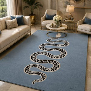Peut inclure: Un grand tapis rectangulaire de couleur bleu doux présentant un motif de serpent sinueux. Le serpent est représenté par un motif grec noir et blanc audacieux qui s'étend sur toute la longueur du tapis, du haut vers le bas.