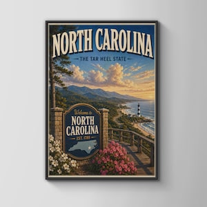 Może przedstawiać: Oprawiony plakat przedstawiający krajobraz Karoliny Północnej z napisem NORTH CAROLINA THE TAR HEEL STATE. Tablica powitalna zawiera napis Welcome to NORTH CAROLINA EST. 1789 z mapą stanu, latarnią morską, górami i kwiatami.
