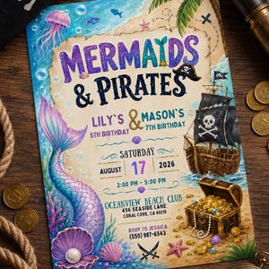Op de afbeelding: Een rechthoekige verjaardagsuitnodigingskaart met een zeemeerminstaart, een piratenschip en een schatkist. De tekst luidt: MERMAIDS & PIRATES, LILY'S 5TH BIRTHDAY, MASON'S 7TH BIRTHDAY, SATURDAY AUGUST 17 2026, 2:00 PM - 5:00 PM, OCEANVIEW BEACH CLUB.