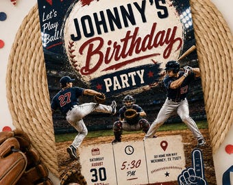 Op de afbeelding: Een rechthoekige uitnodiging voor een verjaardagsfeest met honkbalthema met de tekst Johnny's Birthday Party, Let's Play Ball en See you there. Het toont drie honkbalspelers op een veld, datum, tijd en het adres 321 Home Run Way, McKinney, TX 75071.
