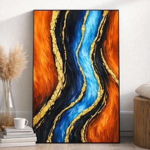 Könnte beinhalten: Ein rechteckiges Wandbild mit einer vertikalen abstrakten Komposition. Das Gemälde zeigt kräftige Streifen in leuchtendem Orange, tiefem Schwarz und hellem Blau, die durch strukturierte, metallische Blattgoldadern voneinander getrennt sind.