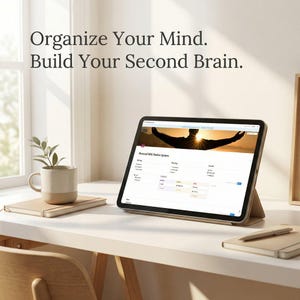 Può includere: Un tablet che mostra uno spazio di lavoro digitale intitolato Personal Wiki Notion System, posizionato su una scrivania con una tazza in ceramica, un taccuino e una penna. Il testo Organize Your Mind. Build Your Second Brain. è visibile.