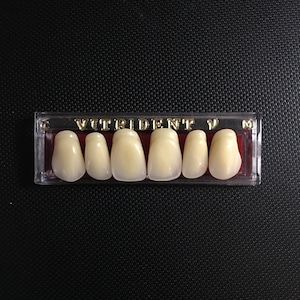Une carte supérieure de dents antérieures extra larges, teinte C, taille M