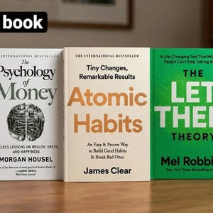 Pode incluir: Um conjunto de tr&ecirc;s livros, incluindo The Psychology of Money de Morgan Housel, Atomic Habits de James Clear e The Let Them Theory de Mel Robbins. Os livros est&atilde;o dispostos lado a lado, com capas brancas, creme e verdes com texto.