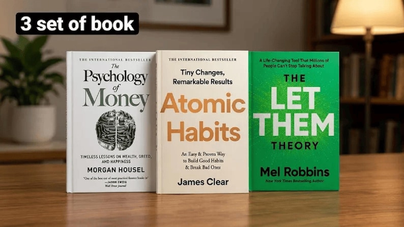 Pode incluir: Um conjunto de tr&ecirc;s livros, incluindo The Psychology of Money de Morgan Housel, Atomic Habits de James Clear e The Let Them Theory de Mel Robbins. Os livros est&atilde;o dispostos lado a lado, com capas brancas, creme e verdes com texto.