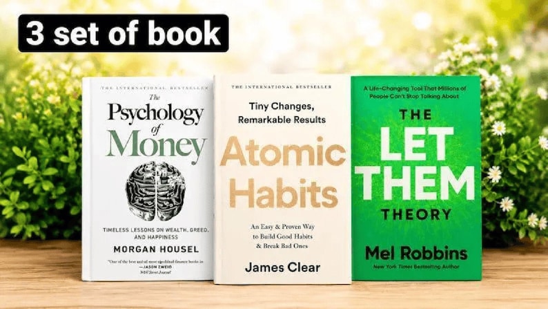 Pode incluir: Um conjunto de tr&ecirc;s livros, incluindo The Psychology of Money de Morgan Housel com capa branca, Atomic Habits de James Clear com capa creme e The Let Them Theory de Mel Robbins com capa verde, todos apresentando texto em preto.