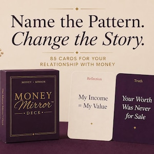 Puede incluir: Una baraja Money Mirror en una caja morada oscura con texto dorado, acompañada de dos cartas. Una carta crema dice Reflection y My Income = My Value. Una carta morada oscura dice Truth y Your Worth Was Never for Sale. El texto superior dice Name the Pattern. Change the Story. 85 CARDS FOR YOUR RELATIONSHIP WITH MONEY.