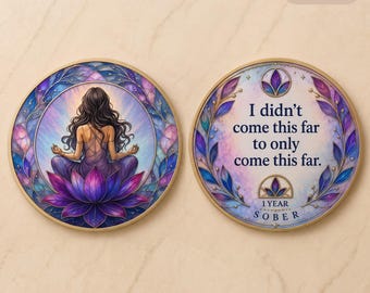 Op de afbeelding: Twee ronde penningen met een gouden rand. De linkerpenning toont een persoon met lang donker haar die mediteert op een paarse lotusbloem. De rechterpenning bevat de tekst 'I didn't come this far to only come this far.' en '1 YEAR SOBER'.