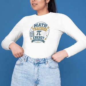 Könnte beinhalten: Ein weißes Langarmshirt mit einer kreisförmigen Grafik, die den Text "MATH TEACHER ENERGY" und "problem solver" enthält. Das Design zeigt ein Pi-Symbol, einen Taschenrechner, mathematische Formeln und gelbe Sterne in Blau und Gelb.