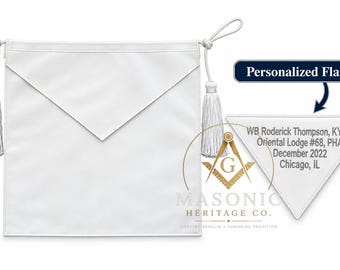 Può includere: Un grembiule massonico bianco con patta triangolare, nappe bianche su cordini e un emblema dorato di squadra e compasso. Una vista separata mostra una patta personalizzata con il testo WB Roderick Thompson, KYCH, Oriental Lodge #68, PHA, dicembre 2022, Chicago, IL.