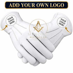Pu&ograve; includere: Un paio di guanti in pelle bianca con dettagli cuciti sul dorso della mano. I guanti includono segnaposti circolari con il testo "YOUR LOGO HERE" e frecce dorate che puntano verso di essi. Il testo "ADD YOUR OWN LOGO" appare in alto.