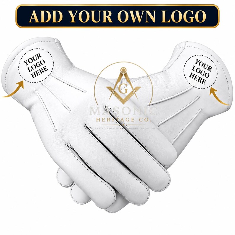 Pu&ograve; includere: Un paio di guanti in pelle bianca con dettagli cuciti sul dorso della mano. I guanti includono segnaposti circolari con il testo "YOUR LOGO HERE" e frecce dorate che puntano verso di essi. Il testo "ADD YOUR OWN LOGO" appare in alto.
