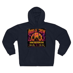Può includere: Una felpa con cappuccio e zip blu navy con una stampa grafica sul davanti. Il design mostra la silhouette di una band davanti a una grande luna arancione, con il testo "THE BRIDGE CREW" e "COSMIC CONSTITUTION CLASS TOUR '94" e le date.