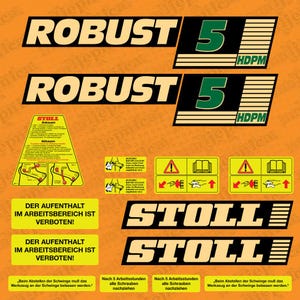 Op de afbeelding: Een set stickers op een oranje achtergrond met de tekst ROBUST 5 HDPM, STOLL en DER AUFENTHALT IM ARBEITSBEREICH IST VERBOTEN. Bevat veiligheidswaarschuwingslabels met iconen, instructiediagrammen en onderhoudsteksten in het Duits.