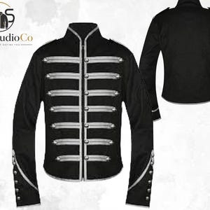 Könnte beinhalten: Eine schwarze Jacke im Militärstil mit Stehkragen, langen Ärmeln und silberfarbenen horizontalen Zierborten auf der Vorderseite. Die Jacke hat silberne Knöpfe an den Manschetten und am Verschluss, das Logo ZoroStudioCo ist sichtbar.
