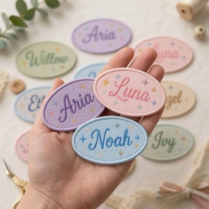 Personlig namnlapp för barn, broderad pastellfärgad oval namnlapp, anpassad stryklapp för barn, gåva för barn, ryggsäcksklädlapp