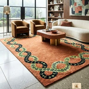 Peut inclure: Un tapis rectangulaire présentant une base de couleur orange brûlé vif avec un motif de serpent sinueux continu le long de la bordure. Le motif de serpent est rendu dans des tons de vert clair et de noir, créant un design serpentin répétitif.