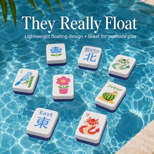 K&ouml;nnte beinhalten: Acht wei&szlig;e rechteckige Mahjong-Spielsteine mit blauen Unterseiten schwimmen im blauen Wasser. Die Spielsteine zeigen bunte Illustrationen eines blauen Vogels, einer Lotusbl&uuml;te, einer Blume, eines gr&uuml;nen Drachen, eines roten Drachen und einer Wassermelone.