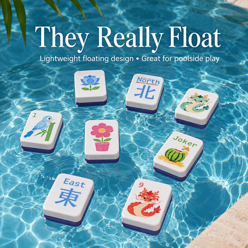 K&ouml;nnte beinhalten: Acht wei&szlig;e rechteckige Mahjong-Spielsteine mit blauen Unterseiten schwimmen im blauen Wasser. Die Spielsteine zeigen bunte Illustrationen eines blauen Vogels, einer Lotusbl&uuml;te, einer Blume, eines gr&uuml;nen Drachen, eines roten Drachen und einer Wassermelone.