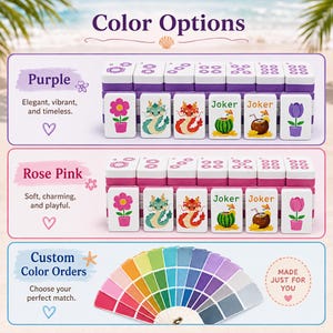 K&ouml;nnte beinhalten: Ein Set rechteckiger Mahjong-Spielsteine in den Farben Lila und Rosarot. Jeder Spielstein zeigt Illustrationen von Blumen, Drachen und Kokosn&uuml;ssen mit der Aufschrift Joker. Eine f&auml;cherf&ouml;rmige Farbkarte ist f&uuml;r individuelle Farbw&uuml;nsche enthalten.