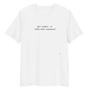 Könnte beinhalten: Ein weißes kurzärmeliges T-Shirt mit schwarzem Text auf der Brust, der lautet: git commit -m "need more espresso". Das Kleidungsstück hat einen Rundhalsausschnitt und eine Standardpassform, mit kleinen Klammern unten rechts aufgedruckt.
