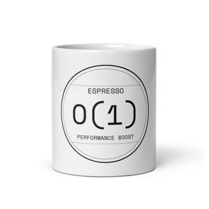 Può includere: Una tazza in ceramica bianca con una grafica circolare nera che riporta il testo ESPRESSO in alto e PERFORMANCE BOOST in basso. Al centro del cerchio si trova il testo nero O(1) in un carattere sans-serif grassetto, racchiuso da linee sottili.