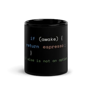 Può includere: Una tazza in ceramica nera con testo di codice di programmazione in bianco, blu, arancione e verde che recita: if (awake) { return espresso; } // else is not an option. La tazza ha una forma cilindrica con una finitura liscia e un interno nero.