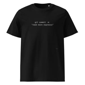 Git Commit Espresso Shirt – Bio-Baumwolle – Geschenk für Softwareentwickler – Lustiges Programmierer-T-Shirt – Entwickler-T-Shirt in Espresso-Optik – Geschenk für Coder