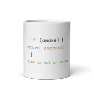 Può includere: Una tazza in ceramica bianca con un frammento di codice di programmazione stampato in vari colori. Il testo recita: if (awake) { return espresso; } // else is not an option. La tazza ha una forma cilindrica con una finitura liscia e lucida.