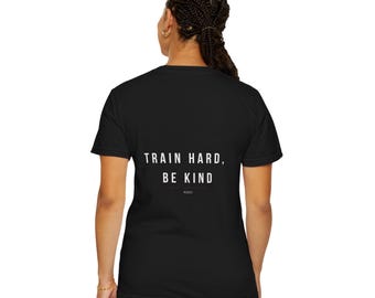 Train Hard Be Kind T-shirt | Motiverande gymtröja för kvinnor | Svart skjorta med tryck baktill