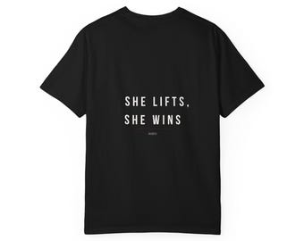 She Lifts She Wins T-shirt | Tyngdlyftningströja för kvinnor | Svart skjorta med tryck baktill