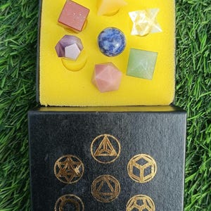 Kristallenset met zeven chakra's en heilige geometrie, rasterbord met Metatronkubus, altaardecoratie met platonische lichamen afbeelding 16
