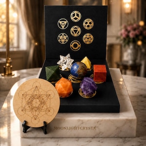 Kristallenset met zeven chakra's en heilige geometrie, rasterbord met Metatronkubus, altaardecoratie met platonische lichamen