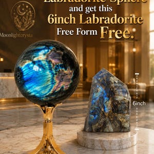 Puede incluir: Una esfera de labradorita sobre un soporte de metal dorado y un cristal de labradorita de forma libre de 15,24 cm. El texto dice: Buy this Labradorite Sphere and get this 6inch Labradorite Free Form Free. Logo de Moonlightcrystal arriba a la izquierda.