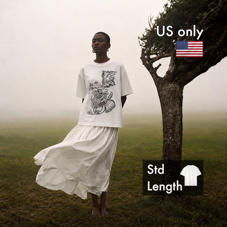 Pu&ograve; includere: Una t-shirt bianca a maniche corte con un'illustrazione botanica nera sul petto, abbinata a una gonna bianca lunga e fluida. La maglietta ha una lunghezza standard e il testo US only &egrave; visibile nell'angolo in alto a destra dell'immagine.