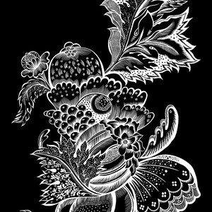 Pu&ograve; includere: Un'illustrazione grafica ad alto contrasto con intricati motivi floreali e botanici bianchi su uno sfondo nero solido. Il design presenta foglie stratificate, forme arrotondate simili a frutti e dettagliate texture punteggiate.