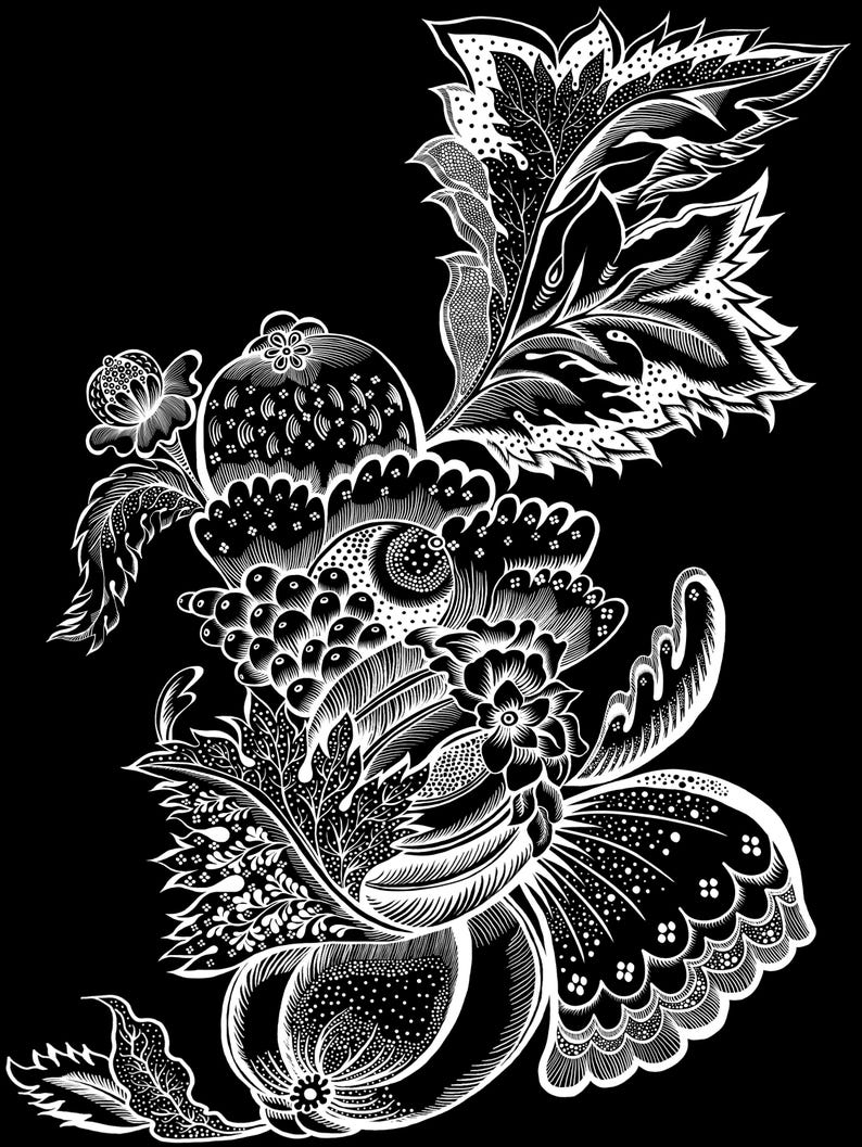 Pu&ograve; includere: Un'illustrazione grafica ad alto contrasto con intricati motivi floreali e botanici bianchi su uno sfondo nero solido. Il design presenta foglie stratificate, forme arrotondate simili a frutti e dettagliate texture punteggiate.