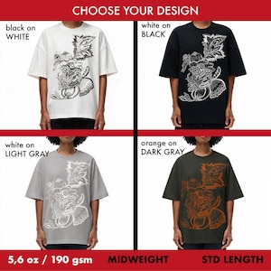 Pu&ograve; includere: Quattro magliette a maniche corte con una grafica botanica. Le opzioni includono nero su bianco, bianco su nero, bianco su grigio chiaro e arancione su grigio scuro. Il testo recita CHOOSE YOUR DESIGN, 5,6 oz / 190 gsm, MIDWEIGHT, STD LENGTH.