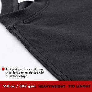 Pu&ograve; includere: Una t-shirt nero antracite con collo alto a coste e cucitura sulla spalla rinforzata con un nastro in tessuto. Il capo &egrave; realizzato in tessuto pesante da 305 g/m&sup2; e presenta una lunghezza standard.