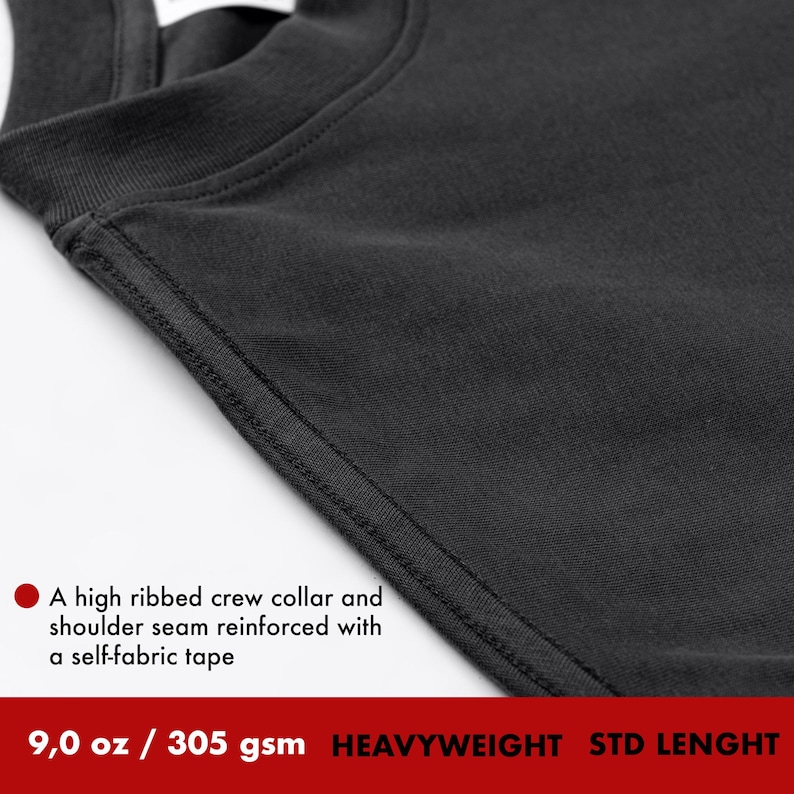 Pu&ograve; includere: Una t-shirt nero antracite con collo alto a coste e cucitura sulla spalla rinforzata con un nastro in tessuto. Il capo &egrave; realizzato in tessuto pesante da 305 g/m&sup2; e presenta una lunghezza standard.