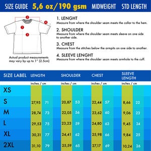 Pu&ograve; includere: Una tabella guida alle taglie per t-shirt con un disegno al tratto e punti di misurazione numerati. Elenca le dimensioni in pollici e centimetri per le taglie dalla S alla 2XL, inclusi lunghezza, spalla, torace e lunghezza manica.