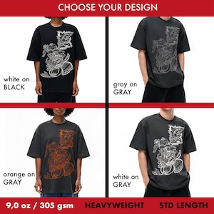 Pu&ograve; includere: Quattro magliette a maniche corte con una stampa floreale grafica. Le opzioni includono bianco su nero, grigio su grigio, arancione su grigio e bianco su grigio. Il testo CHOOSE YOUR DESIGN appare in alto, e 9,0 oz / 305 gsm HEAVYWEIGHT STD LENGTH in basso.