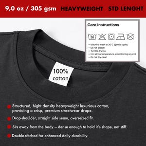 Pu&ograve; includere: Una t-shirt grigio antracite pesante con scollo rotondo a coste e un'etichetta interna bianca con la scritta 100% cotton. Il capo &egrave; da 305 g/m&sup2; e include un riquadro con istruzioni per la cura e simboli per il lavaggio a 30&deg;C.