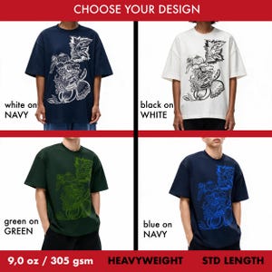 Pu&ograve; includere: Quattro magliette a maniche corte con una stampa botanica. Le opzioni includono bianco su blu navy, nero su bianco, verde su verde e blu su blu navy. Il testo riporta CHOOSE YOUR DESIGN, 9,0 oz / 305 gsm, HEAVYWEIGHT e STD LENGTH.