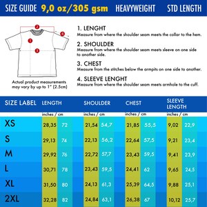 Pu&ograve; includere: Una tabella guida alle taglie per una t-shirt con un peso di 9,0 oz/305 gsm. Il grafico include un disegno al tratto di una t-shirt con punti di misurazione numerati, istruzioni per misurare lunghezza, spalla, torace e manica, e una tabella.